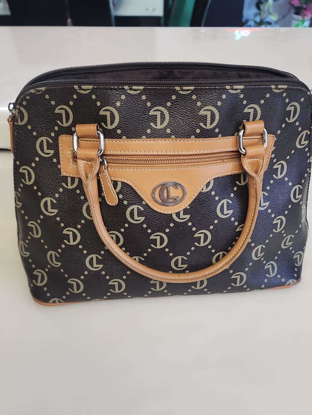 Women's Black & Tan Logo Satchel Handbag - Picture 1 of 11